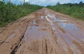 El camino que une Pilar con la histórica ciudad de Humaitá se encuentra en pésimo estado y peor en dias de lluvias. Pobladores anuncian movilización para exigir a las autoridades camino de todo tiempo.
