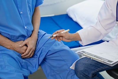 Hombre en el urólogo.