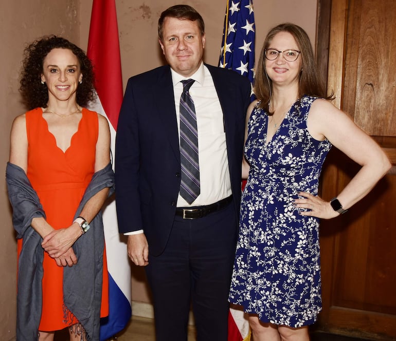 Leanne Cannon, Aaron Pratt y Stefany de Pratt.
