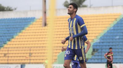 Santiago Santacruz festeja el tanto de apertura en el marcador, en el triunfo capiateño ante Cristóbal Colón de Ñemby. (Foto: Deportivo Capiatá)