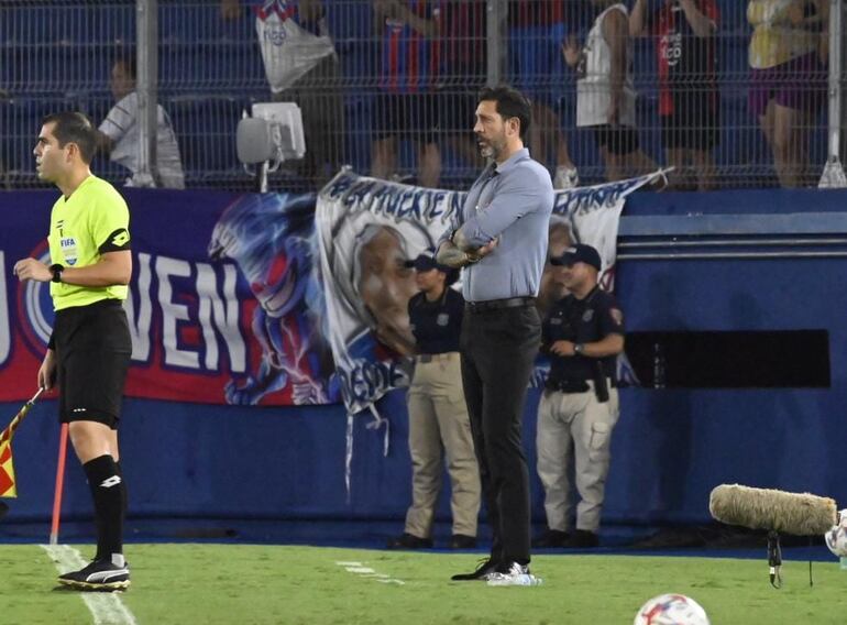 Jorge Bava dirigiendo al equipo