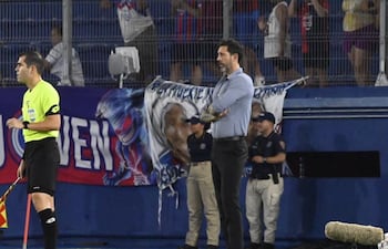 El entrenador uruguayo, Jorge Rodrigo Bava dirigiendo al equipo de Cerro Porteño en el encuentro ante Sportivo Trinidense, disputado en el estadio La Nueva Olla.