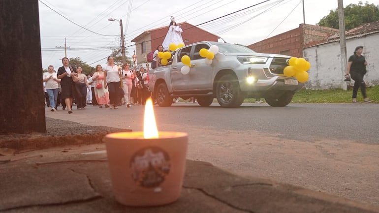 Los fieles acompañan a la Virgen de la Candelaria en la procesión con velas, y antorchas encendidas. El camino estuvo iluminado con candelas de barro.