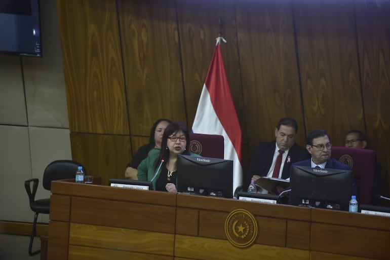 La rectora de la UNA, Prof. Dra. Zully Vera, compareció este jueves ante la CBP para la defensa del presupuesto de las universidades nacionales del Paraguay.