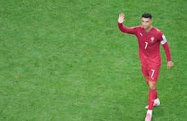 Cristiano Ronaldo de Portugal saluda al finalizar un partido de los octavos de final del Mundial de la FIFA 2026 entre Portugal y España en el estadio AT&T en Arlington (Estados Unidos).