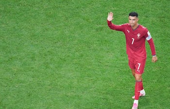 Cristiano Ronaldo de Portugal saluda al finalizar un partido de los octavos de final del Mundial de la FIFA 2026 entre Portugal y España en el estadio AT&T en Arlington (Estados Unidos).