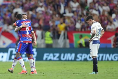 Yago Pikachu (atrás) de Fortaleza celebra un gol este miércoles, en el partido de vuelta de octavos de final de la Copa Sudamericana entre Fortaleza y Rosario Central en el estadio Castelão en Fortaleza (Brasil).