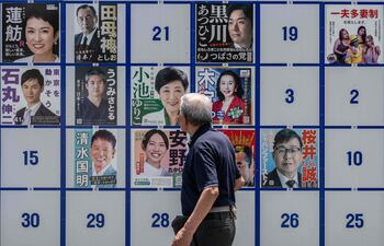 Hasta el momento las encuestas realizadas dan como favorita a la incumbe gobernadora Koike, de 71 años. (Photo by Yuichi YAMAZAKI / AFP)