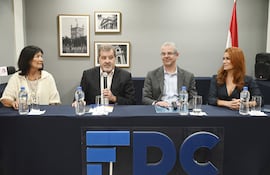 Alberto Acosta Garbarino, presidente de DENDE; y Luiz Buccos, director de la FDC, firmaron el convenio de cooperación.