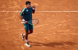 El paraguayo Daniel Vallejo celebra durante el partido ante el búlgaro Grigor Dimitrov por la primera ronda del Masters 1.000 de Madrid en la Caja Mágica, en Madrid, España.