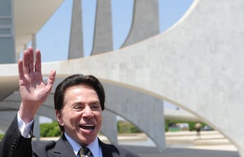 Silvio Santos, uno de los mayores nombres de la historia de la televisión brasileña y dueño de un grupo de medios de comunicación, murió este sábado a los 93 años en la ciudad de São Paulo, informaron los canales de su propiedad.