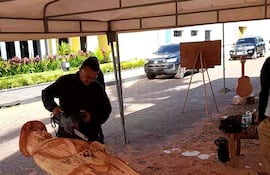La escultura en madera del soldado paraguayo empieza a tomar forma; la obra será presentada al público en las próximas horas.
