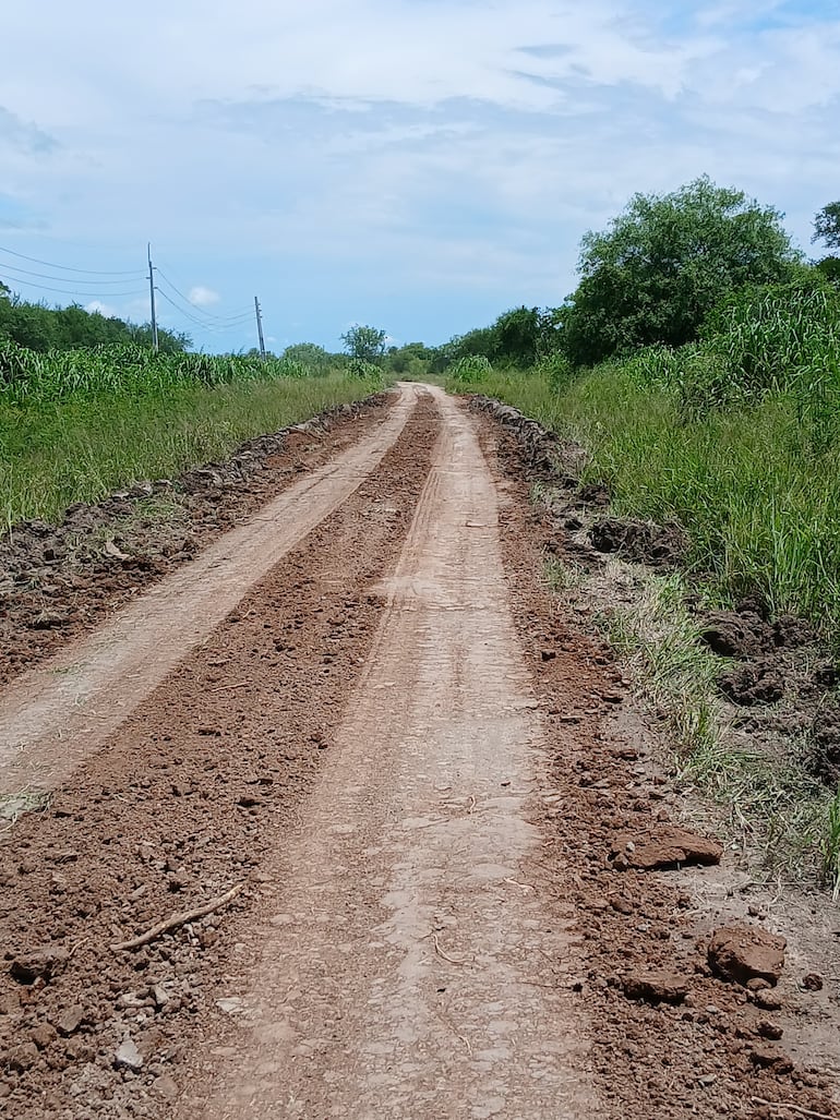 Trabajos precarios para rehabilitar el camino que llega a Bahía Negra.