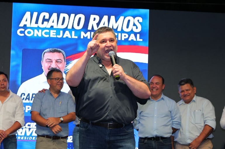 Alcides Riveros al micrófono en un acto del Nuevo Liberalismo. De fondo a la derecha está Hugo Fleitas, titular del PLRA.