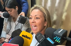 Fátima Delgado, hermana de la senadora Zenaida Delgado defiende a su hermana tras denuncias de supuestos "peajes" a sus funcionarios.