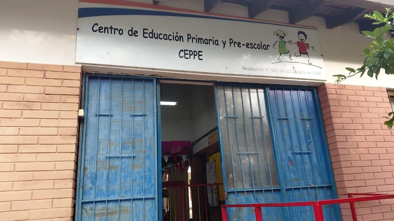 Fachada del Centro de Educación Primaria y Preescolar CEPPE con puertas azules y ladrillos beige, sin personas visibles.