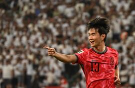 El centrocampista de Corea del Sur, Kim Jing-yu, celebra tras anotar el primer gol de su equipo durante el partido de fútbol clasificatorio asiático para la Copa Mundial de la FIFA 2026 entre Irak y Corea del Sur en el Estadio Internacional de Basora.