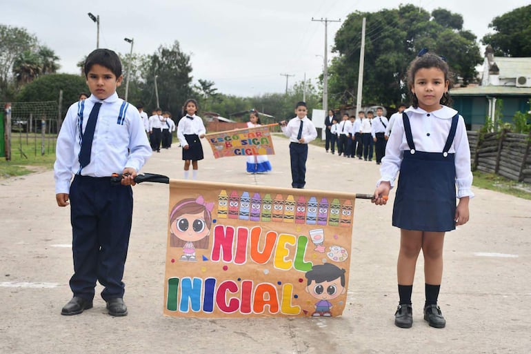 Niños en el desfile en honor a Puerto Guarani