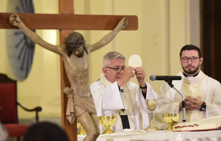 Adalberto Martínez, arzobispo de Asunción, en el momento de la Consagración en la Cena del Señor, en la Catedral Metropolitana de Asunción.