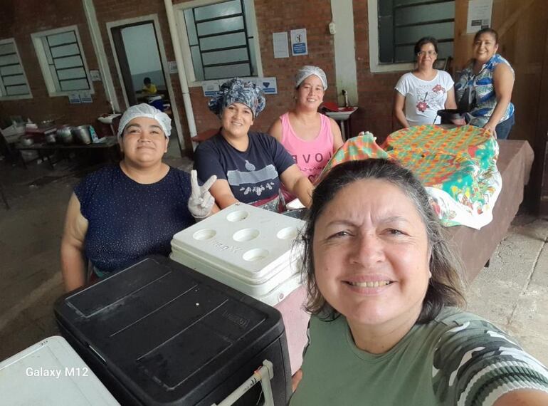 Madres de familia trabajando en la pollada para recaudar fondos