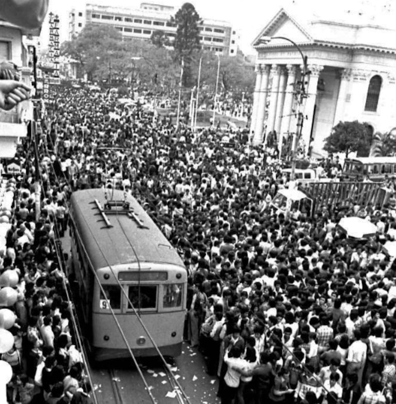 A la baja natalidad se le suma el saldo migratorio negativo acumulado en los últimos 25 años. (Archivo ABC Color).