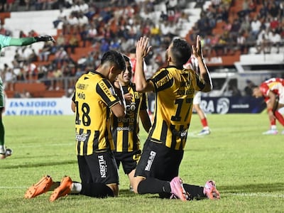 Los futbolistas de Guaraní celebra un gol en el partido frente a General Caballero por la fecha 21 del torneo Clausura 2025 de la Primera División de Paraguay en el estadio Ka'arendy, en Juan León Mallorquín, Paraguay.