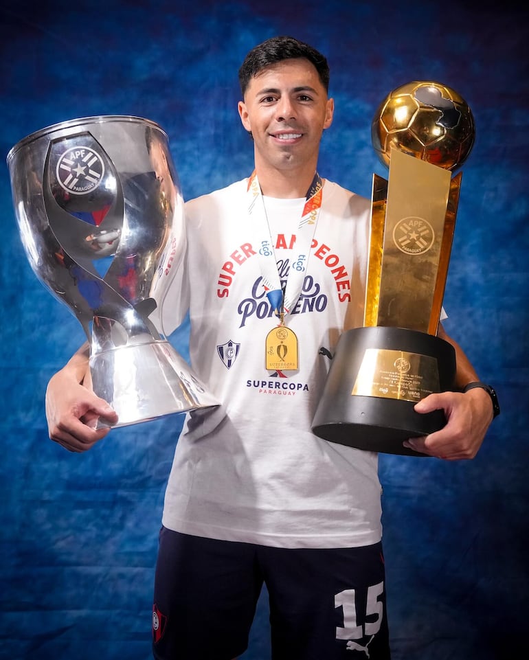 Blas Riveros, elegido como el Jugador del Año 2025 y Jugador de la Gente en los Premios De Primera de la Asociación Paraguaya de Fútbol, tras un gran segundo semestre en el que conquistó el Torneo Clausura y la Copa Paraguay con Cerro Porteño. 