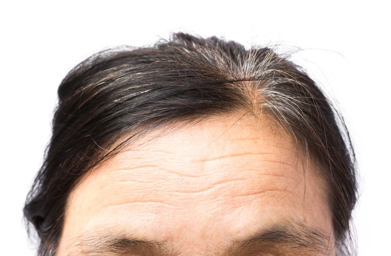 Concepto de canas, pelo gris, dejar de teñirse.