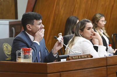 El diputado Walter Harms (ANR; HC) se cubre la boca, durante la sesión de hoy donde realmente no tuvo freno a la hora de criticar al presidente Mario Abdo Benítez, llevando al borde del quiebre las relaciones con Fuerza Republicana.