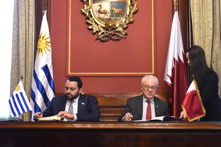 AME1879. MONTEVIDEO (URUGUAY), 01/10/2026.- El ministro de Relaciones Exteriores de Uruguay, Mario Lubetkin (d), firma un documento junto al ministro de Estado del Ministerio de Relaciones Exteriores de Catar, Mohammed bin Abdulaziz Al-Khulaifi, en un encuentro este jueves, en Montevideo (Uruguay). Uruguay firmo un acuerdo con Catar para actuar en conjunto en mediaciones para la búsqueda de la paz, un hecho que Lubetkin valoró positivamente por tener la posibilidad de trabajar en ese sentido junto a "uno de los granes protagonistas" que en la actualidad intermedia en los conflictos que existen en el mundo. EFE/STR
