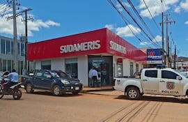 Según informe de la policía, el suceso ocurrió cuando el cliente estaba descendiendo de su vehículo