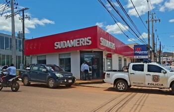 Según informe de la policía, el suceso ocurrió cuando el cliente estaba descendiendo de su vehículo