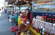 En el stand de "La frutilla de Ana" esperan al público con una variedad de productos.