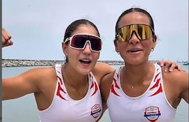 Las remeras paraguayas Fiorela Rodríguez de Mello y Agustina Magalí Palacios conquistaron la primera medalla para nuestro país en el remo.