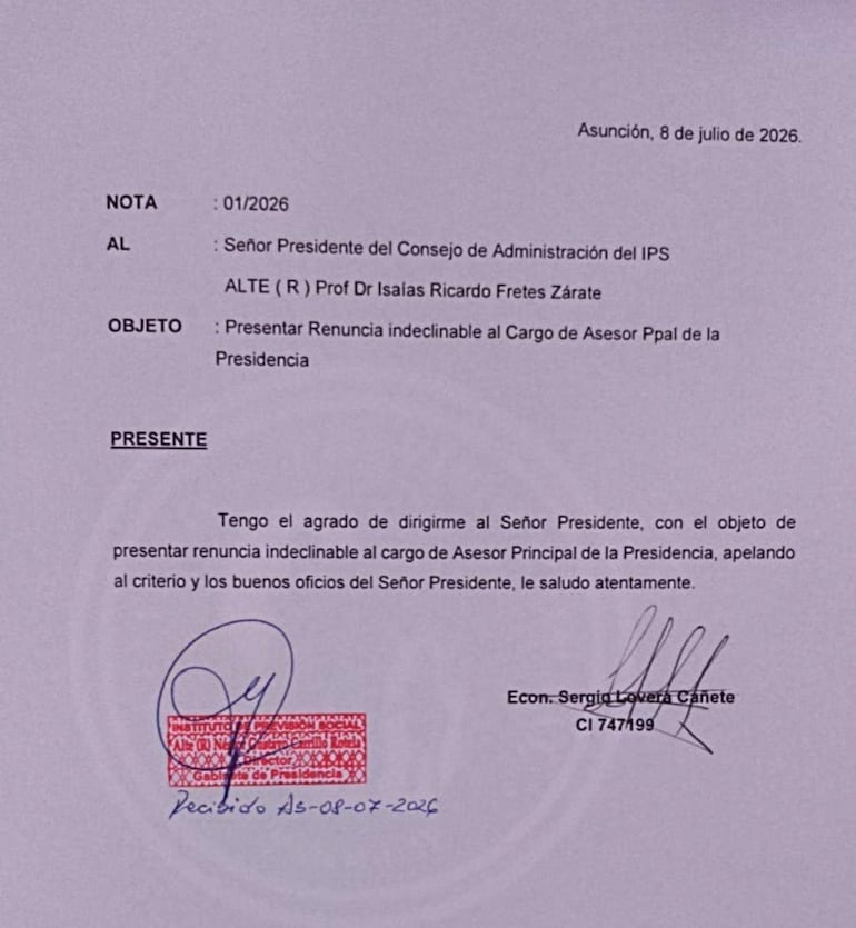 Documento oficial con la renuncia de Sergio Lovera, con texto impreso y datos formales en sobre blanco.