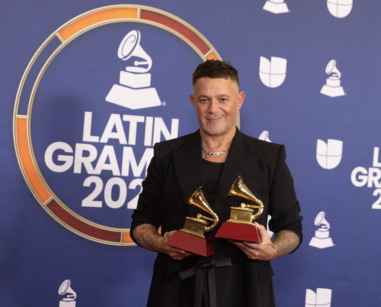 El cantante español Alejandro Sanz posa con sus premios al Mejor Álbum Pop Contemporáneo por 'Y ahora qué' y al premio a la Grabación del Año por 'Palmeras en el jardín'.