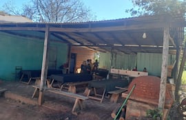 En este precario galpón de la escuela y colegio Carlos Antonio López de Choré fuenciona el programa Hambre Cero desde hace un año