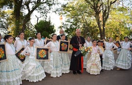 Las niñas del estudio de arte y danzas Luz Marilén de Patricia Bobadilla, posan junto al Cardenal Adalberto Martínez.