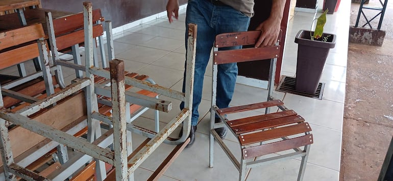 En algunas escuelas los padres tuvieron que reparar los muebles.