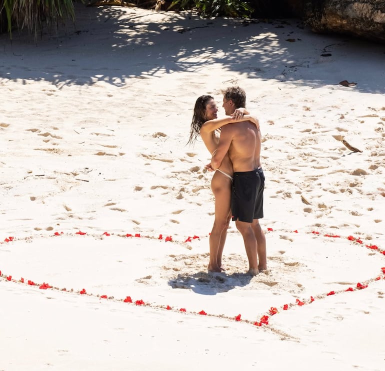 ¡Romántica postal! Alessandra Ambrosio y Buck Palmer el día de su compromiso. (Instagram/Alessandra Ambrosio)