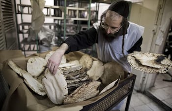 La comunidad judía en Israel por Pésaj realizan las compras, hacen una limpieza meticulosa de sus casas y, sobre todo, de la cocina, donde debe desaparecer todo rastro de levadura. El pan con levadura está prohibido durante la Pascua.