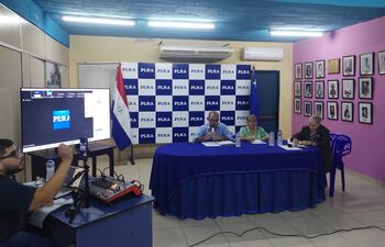 Sesión del Directorio del PLRA, presidido por Hugo Fleitas junto a Alba Talavera y Catalina Onieva.