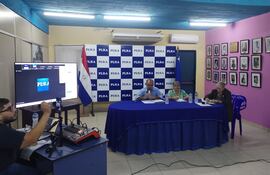 Sesión del Directorio del PLRA, presidido por Hugo Fleitas junto a Alba Talavera y Catalina Onieva.