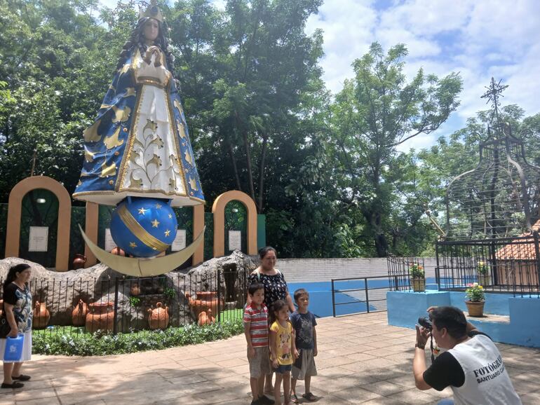 La imagen ubicada en Tupãsy Ykuá también es una de más admiradas por los visitantes.