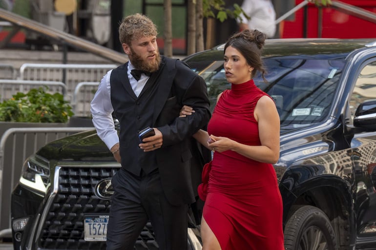 Cooper Kupp (i) y su esposa Anna Marie Kupp llegan la boda de la cantante Taylor Swift con el jugador de fútbol americano Travis Kelce este viernes, en el Madison Square Garden en Nueva York (Estados Unidos). EFE