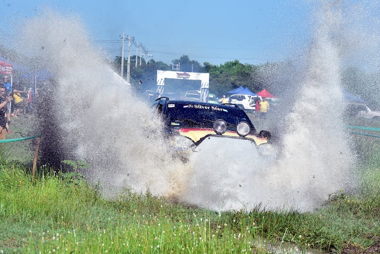 Una postal con la camioneta Mercedes Benz ML #4 de Felipe Insfrán y El Alemán como protagonista. La dupla triunfó en la clase TT4 Extreme.
