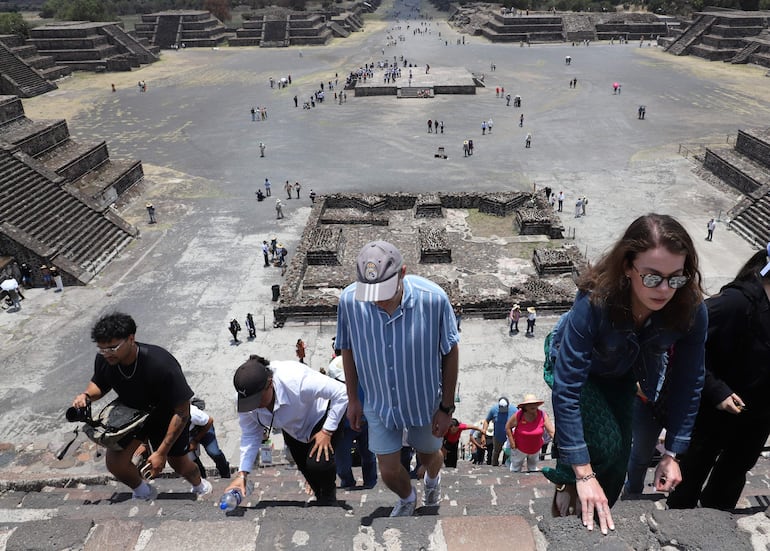 Turistas visitan la zona arqueológica de Teotihuacán este miércoles, luego de reabrir sus puertas al público bajo un fuerte dispositivo de seguridad, después de que se produjera un tiroteo el pasado lunes que dejó a una turista canadiense muerta. 