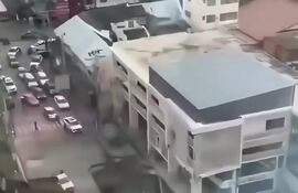 Socavón frente a hospital en Tailandia obliga a evacuar pacientes.