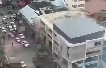 Socavón frente a hospital en Tailandia obliga a evacuar pacientes.