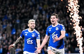 El delantero paraguayo, Julio Enciso Espínola celebra con el argentino Joaquín Panichelli, autor del tanto de apertura en el marcador a favor del Racing de Estrasburgo en el empate ante Lens.